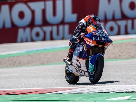 Augusto Fernández gana su primera carrera de Moto2 gracias a un accidente de Álex Márquez en la última vuelta