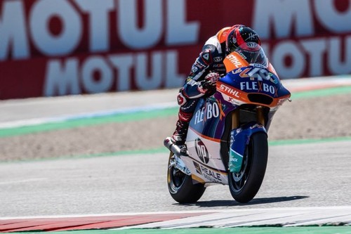 Augusto Fernández gana su primera carrera de Moto2 gracias a un accidente de Álex Márquez en la última vuelta