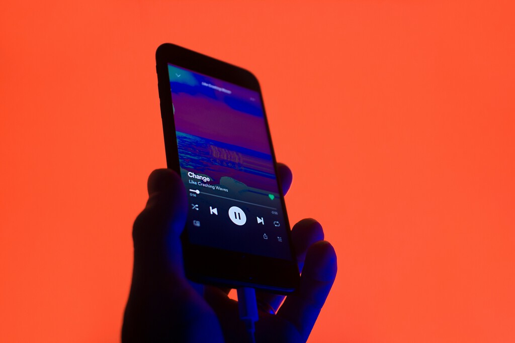 Las listas de Spotify se han llenado de canciones IA. Es en buena medida consecuencia de lo que Spotify ha incentivado