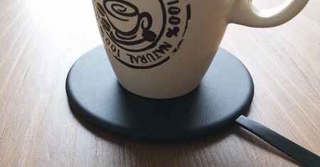 ケーブルが見えないとコースターかと思うほどシンプルで上質です。