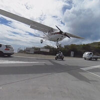En este aeropuerto los aviones pasan tan cerca de la carretera que los motoristas se tienen que agachar. Y ya ha habido algún susto 