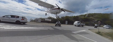 En este aeropuerto los aviones pasan tan cerca de la carretera que los motoristas se tienen que agachar. Y ya ha habido algún susto 