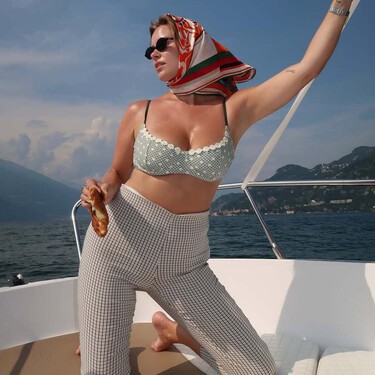 Vuelven las leggings capri y esta primavera 2026 se llevan con sandalias thong de los 2000  