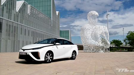 Toyota afirma que podrá vender coches de hidrógeno al mismo precio que un híbrido en 2025 (al menos en Japón)