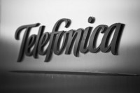 Telefónica lucha contra la fuga de clientes y la losa de la deuda 