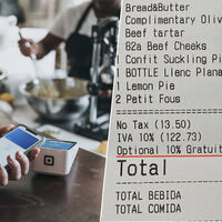 
España siempre había mirado a la "propina opcional" del 10% como una exótica costumbre de EEUU. Hasta ahora