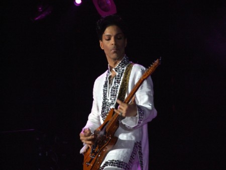 Prince, eminencia del rock y de la moda muere a los 57 años de edad