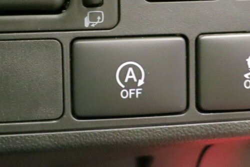 Si tu coche se apaga en los semáforos no está fallando: así funciona el sistema Start-Stop y cuándo conviene apagarlo