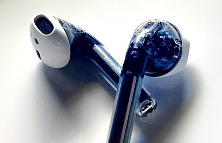 Unos AirPods y un cargador transparentes: así prueba Apple el diseño interno de sus productos, según unas fotos de sus prototipos