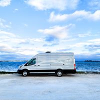 Ni ventanas, ni luces: el arte de camuflar tu furgoneta camper para dormir en plena ciudad sin que te multen 