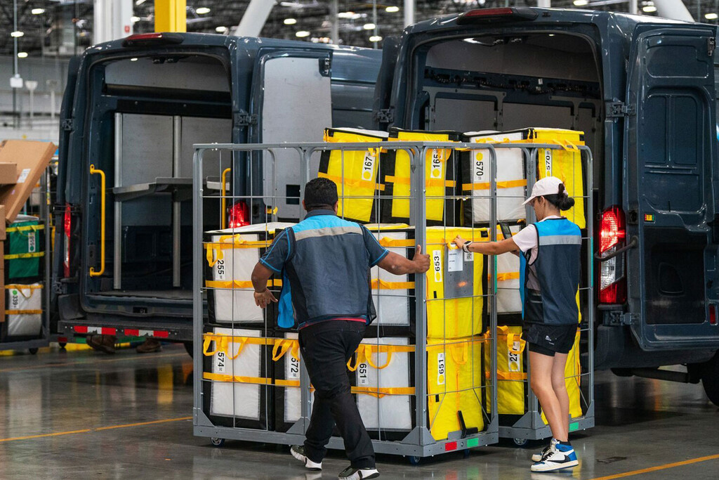 Amazon anunció el despido de 14.000 empleados. Ha empezado por un ERE para 1.200 de su plantilla en Madrid y Barcelona Amazon anunció el despido de 14.000 empleados. Ha empezado por un ERE para 1.200 de su plantilla en Madrid y Barcelona