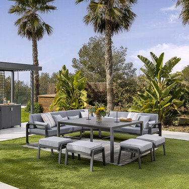 BAUHAUS tiene sets de muebles, barbacoas o pérgolas rebajados para darle un nuevo aire a tu jardín este verano 