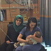 Una enfermera judía amamanta a una bebé palestina cuya madre resultó herida en un accidente