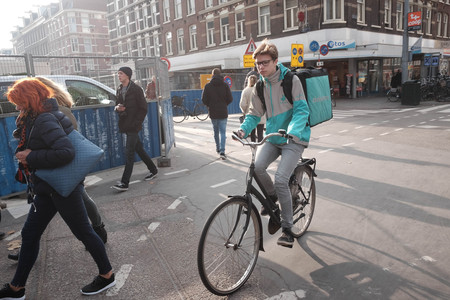 La Inspección de Trabajo insiste, ahora en Madrid: los 'riders' de Deliveroo no son autónomos, son asalariados