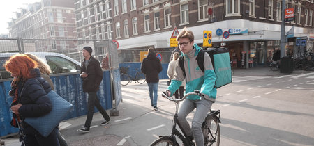 La Inspección de Trabajo insiste, ahora en Madrid: los 'riders' de Deliveroo no son autónomos, son asalariados