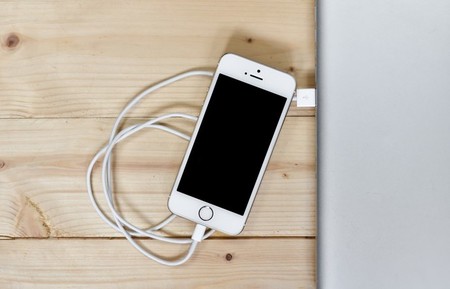 Apple confirma que el bajo rendimiento en los viejos iPhone es intencional y se debe a la batería