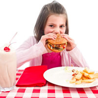 En Amsterdam, los niños que van al McDonald's sin sus padres sólo pueden comprar manzanas 