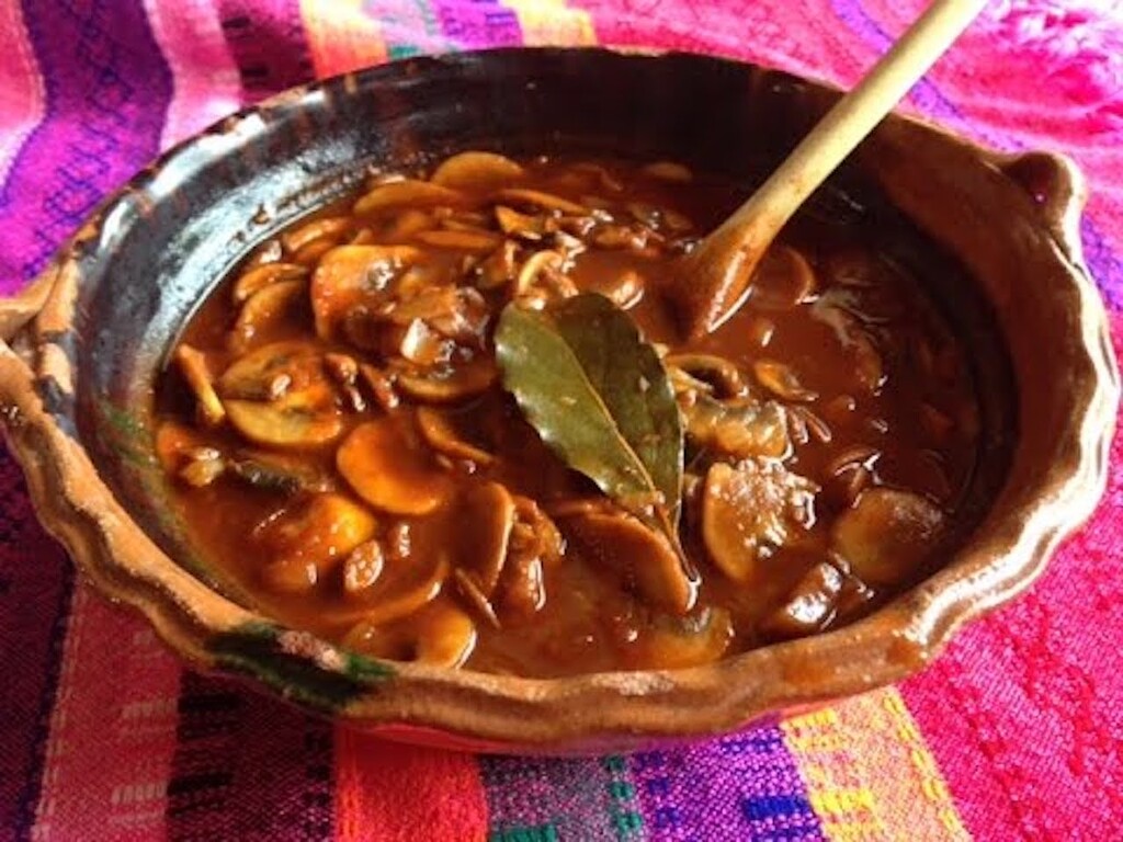 Tacos de champiñones en adobo. Receta fácil y deliciosa de comida mexicana para este lunes sin carne.