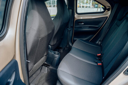 Toyota Aygo X Cross asientos traseros