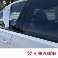 Si tienes una emergencia puedes sacar un pañuelo por la ventanilla, pero eso no te da derecho a saltarte las normas. Lo dice el código de Circulación