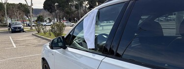 Si tienes una emergencia puedes sacar un pañuelo por la ventanilla, pero eso no te da derecho a saltarte las normas. Lo dice el código de Circulación