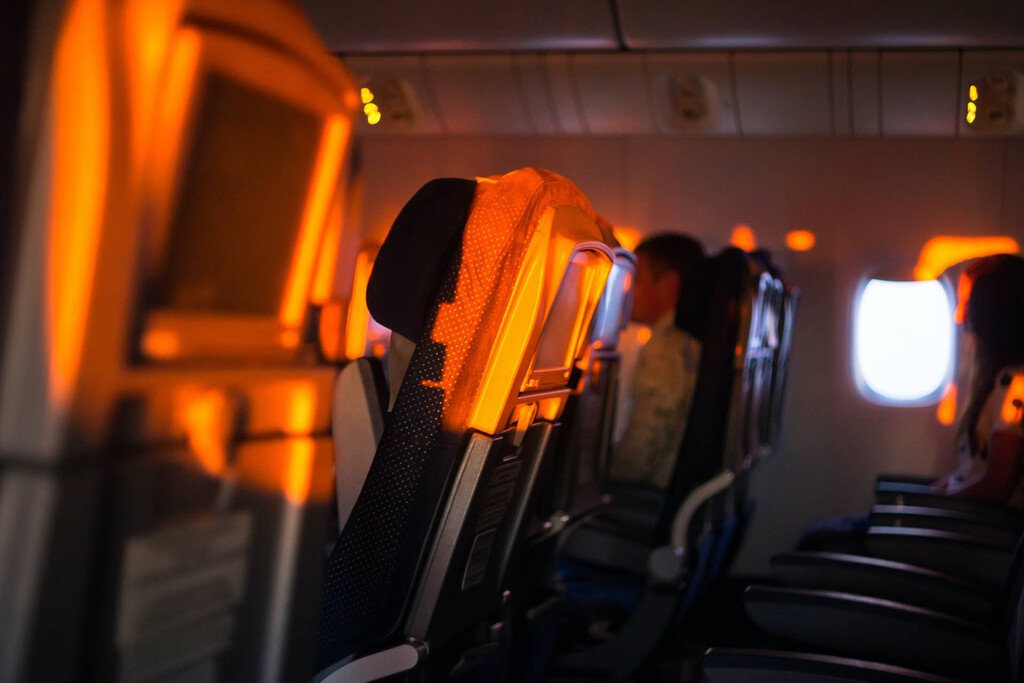 Las aerolíneas han encontrado otra forma de ganar espacio a costa del pasajero: acabar con los asientos reclinables 