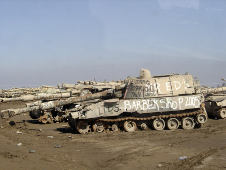 Cementerio de tanques en Camp Taji, Irak