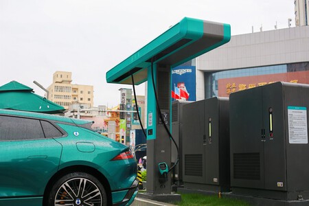 A parte superior do T possui trilhos ao longo dos quais os cabos conectores se movem livremente, permitindo que sejam posicionados em qualquer um dos lados do carro em segundos, independentemente da localização da porta de carregamento. Você faz isso enquanto os cabos permanecem limpos e longe do chão — maravilhoso.