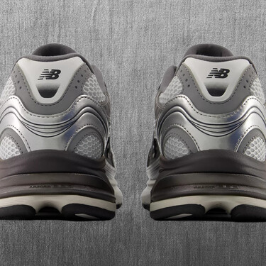 New Balance lanzará unas zapatillas color titanio que fusionan el espíritu de los 2000 con tus looks más futuristas 