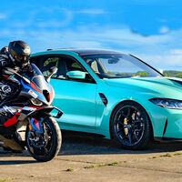 Una BMW M 1000 RR y un M4 se pican en la recta de un aeropuerto. Spoiler: acaba muy mal