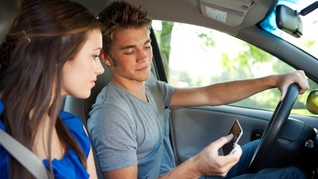 Usar el móvil al volante nos costará 6 puntos en 2019, la DGT duplica la sanción