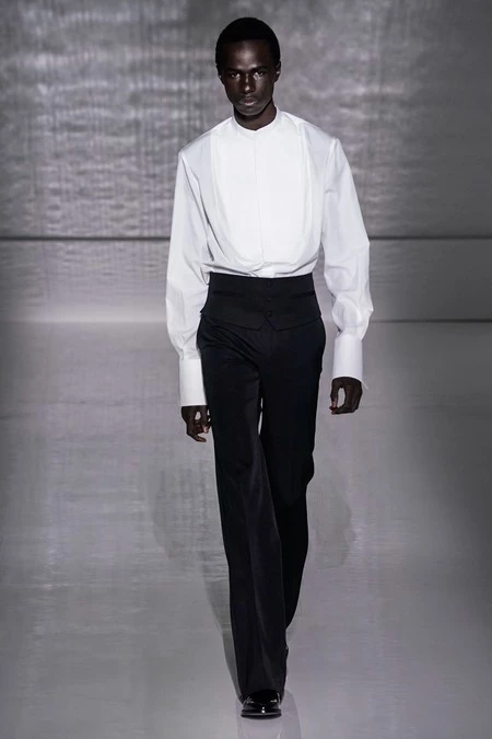 La Alta Costura De Givenchy Se Pinta De Blanco Y Negro En Sofisticados Looks Masculinos 3