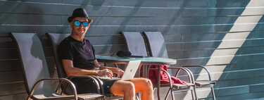 Cada vez que alguien aparece teletrabajando desde una tumbona muere un gatito 