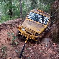 Reto titánico: rescatan un Suzuki Jimny varado en Sierra Nevada... ¡casi medio siglo después!