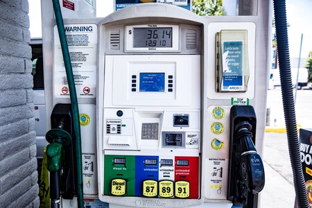 Más del 1000%, los británicos se vuelven locos buscando coches eléctricos en internet ante la escasez de gasolina