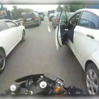 Ya es oficial: BMW tiene lista una tecnología revolucionaria para que las puertas de sus coches dejen de tirar motos