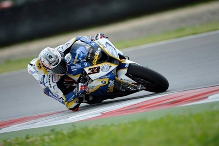 Superbikes Rusia 2013: Marco Melandri vence una primera carrera loquísima por la lluvia