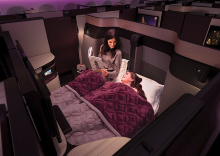 Qatar Airways estrena las primeras camas dobles a bordo de un avión