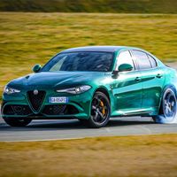 Alfa Romeo Giulia Quadrifoglio 2020: más tecnología, novedades de diseño y los mismos 510 CV para emocionar a quien lo pilota