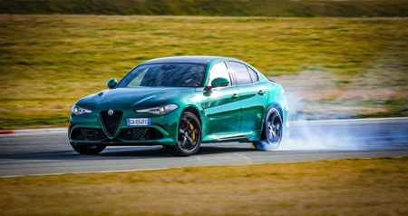 Alfa Romeo Giulia Quadrifoglio 2020: más tecnología, novedades de diseño y los mismos 510 CV para emocionar a quien lo pilota