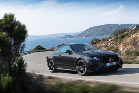 Los Mercedes-AMG E 53 Coupé y Cabriolet se actualizan: ahora vienen con un modo drift y los mismos 435 CV