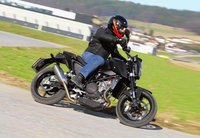 La KTM 690 Duke 2012 ya rueda por la calle en manos de la prensa especializada