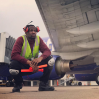 El empleado de un aeropuerto convierte la pista de despegue en una pista de baile