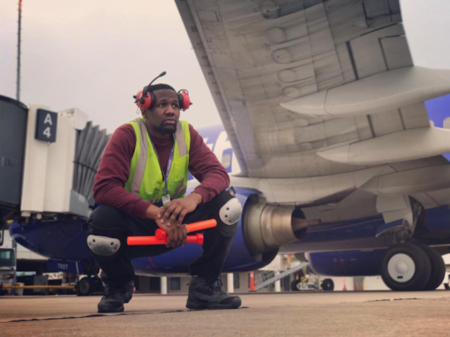 El empleado de un aeropuerto convierte la pista de despegue en una pista de baile