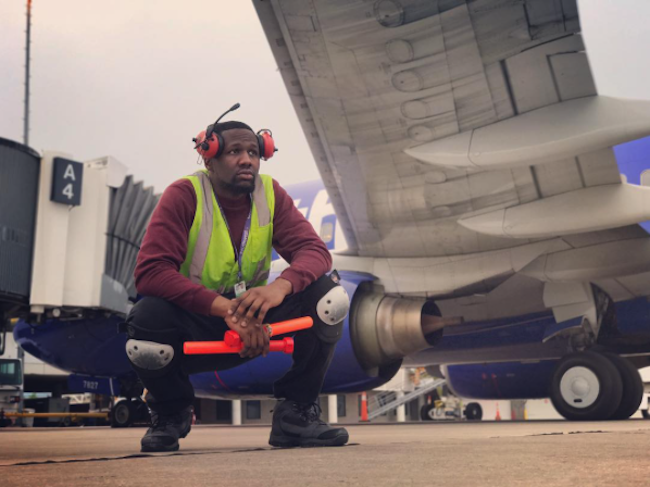 El Empleado De Una Aerolinea Convierte La Pista De Despegue En Una Pista De Baile