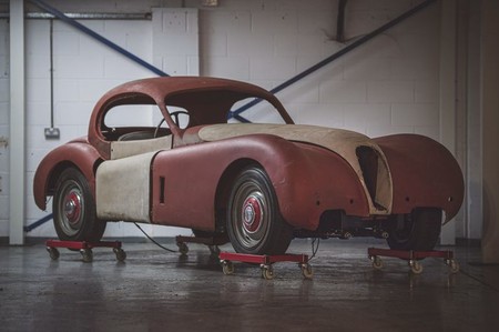 Encuentran un Jaguar XK120 que pasó medio siglo oculto en un granero