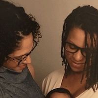 Una pareja de mamás dan el pecho a su bebé: nos cuentan cómo lograron la co-lactancia materna