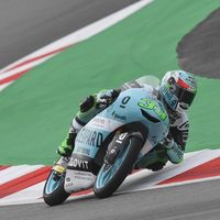 Enea Bastianini marca su primera pole del año en Montmeló en una accidentada QP de Moto3