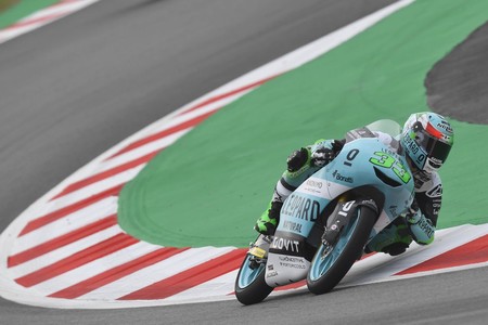 Enea Bastianini marca su primera pole del año en Montmeló en una accidentada QP de Moto3