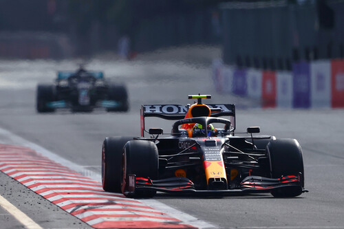 ¡Carrerón! Sergio Pérez se estrena con Red Bull y Lewis Hamilton desaprovecha la desdicha de Max Verstappen